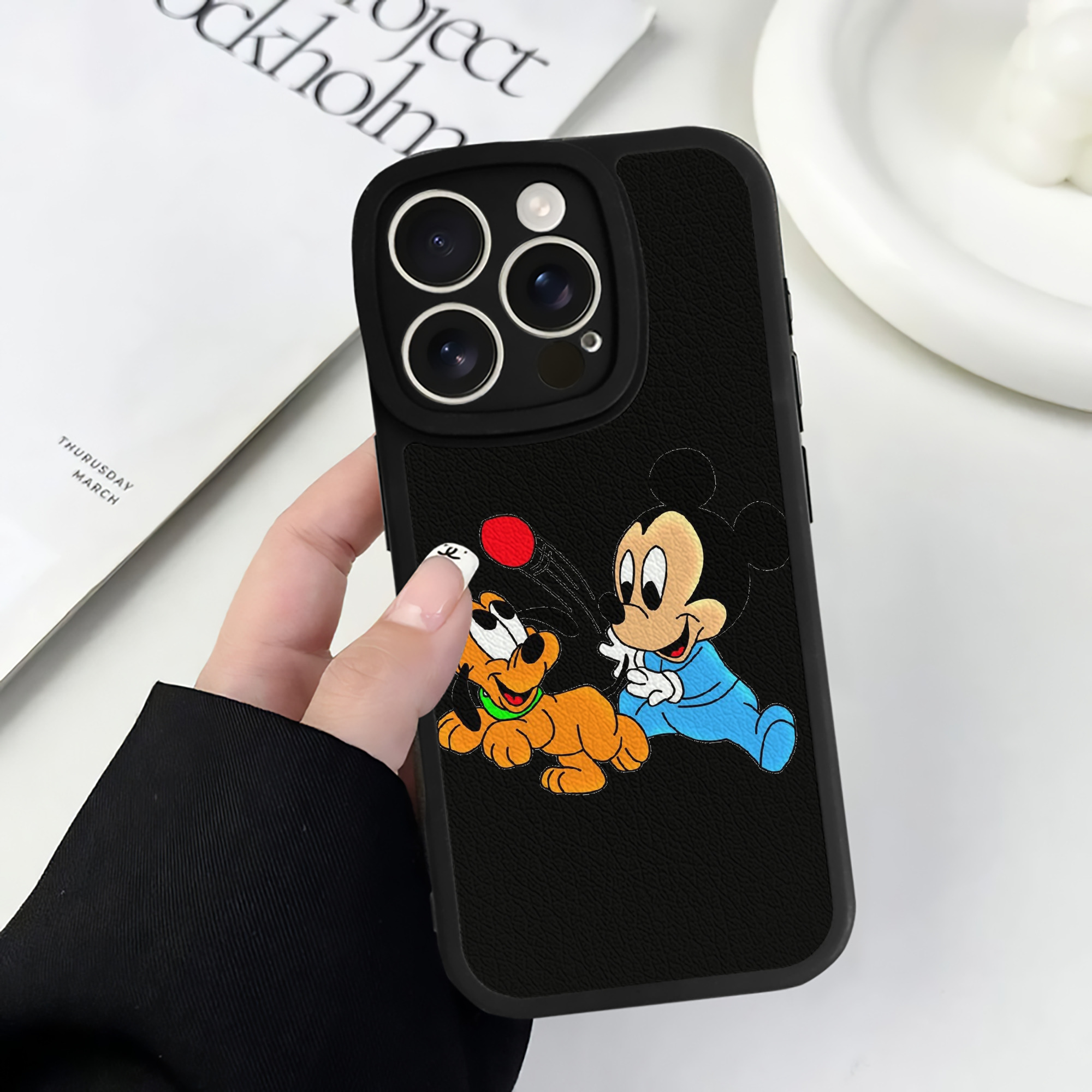 （画像用） ミッキーマウス Mickey Mouse 【iPhone 16シリーズ対応】シリコンスマホケース（レザー調） 材質：シリコン